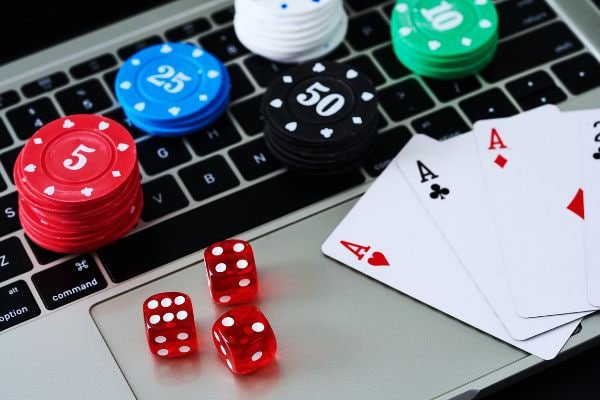 Ilustrasi panduan pengunduhan aplikasi resmi dengan perlindungan data