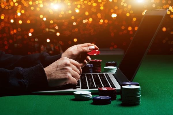 Grafik pembaruan kebijakan privasi yang transparan untuk pengguna platform